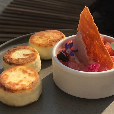 Сырники с цитрусовой панакоттой и грейпфрутом в Raison D’être по цене 460 ₽