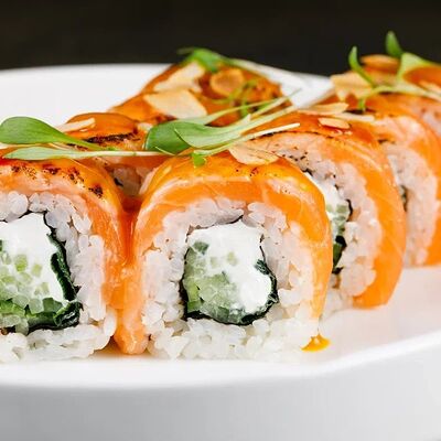 Ролл с карамельным лососем в Пхипхи по цене 760 ₽