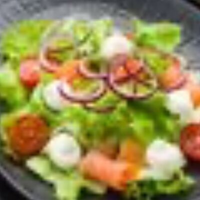 Салат с лососем в Сушишоп по цене 489 ₽