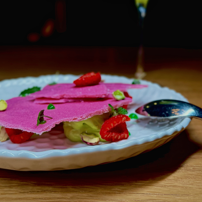 Фисташковый крем с малиновой меренгой в W - cocktails & food по цене 530 ₽