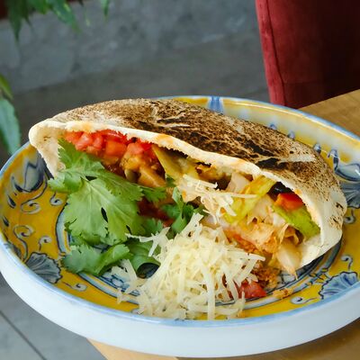 Пита с куриным филе и овощамив Orengo food по цене 600 ₽