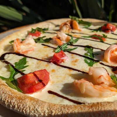 Пицца с королевскими креветками в Чёрноморская пицца по цене 890 ₽