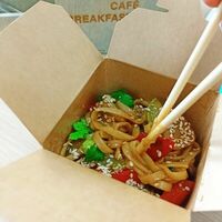Удон с курицей в сладком соусе чили в CAFE BREAKFAST & LUNCH