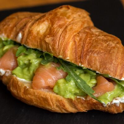 Круассан с лососем в Поль Бейкери по цене 460 ₽