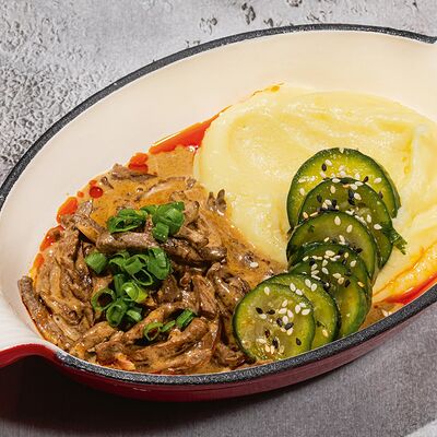 Бефстроганов с картофельным пюре и битыми огурцами в Антрекот по цене 680 ₽