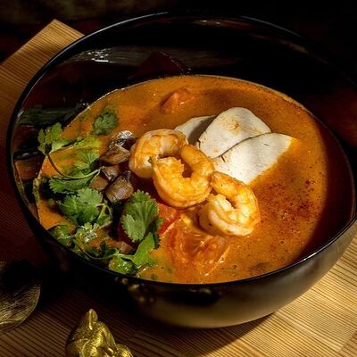 Суп Том ям с цыпленком и креветками в Рамен между нами по цене 1040 ₽