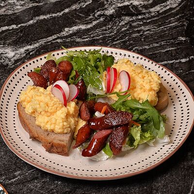 Охотничьи колбаски скрэмбл дзадзики в Premium bakery Andre по цене 750 ₽