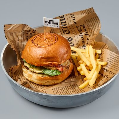 Бургер с говядиной и спайси-соусом в Stella Lounge по цене 40 р.