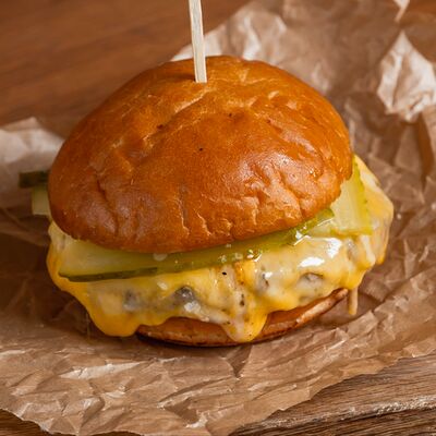 Чизбургер из мраморной говядины в The 312 по цене 1250 ₽