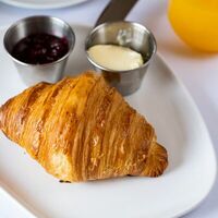 Круассан с маслом и брусничным конфитюром в Ресторан More