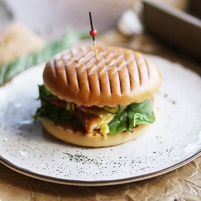 Бургер с куриным филе в LOFT по цене 480 ₽