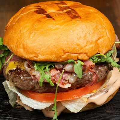 Бургер с жареным беконом BBQ в Коптильня по цене 750 ₽