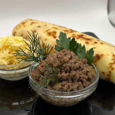 Блинчик с фаршем из говядины и сыром российским в Блинная Мастерская «Жили-Были» по цене 388 ₽