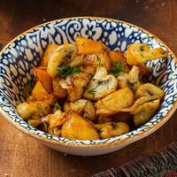 Картофель, жаренный с грибами и луком в Халиф