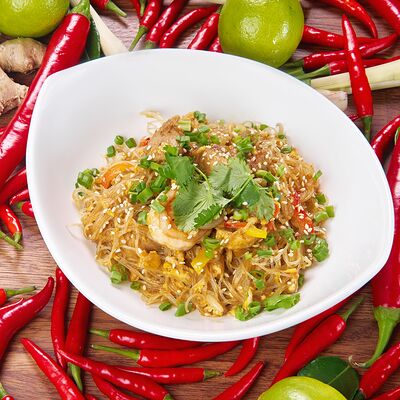 Лапша по-сингапурски с курицей и креветкой в Chow Chow по цене 690 ₽