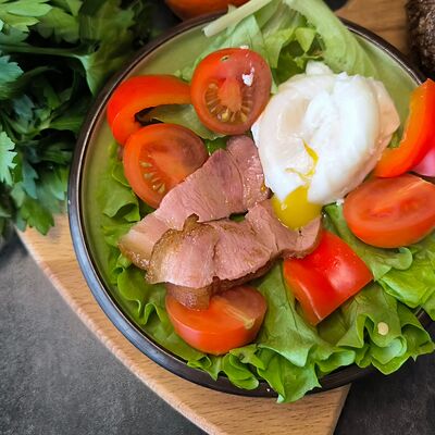 Яйцо пашот с жареным бекономв BREADFOX по цене 390 ₽