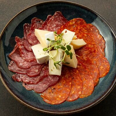 Ассорти сыровяленое в Harat's Irish Pub по цене 890 ₽