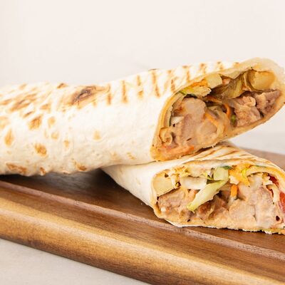 Шаурма сырная с курицей маленькая в Король шашлыков по цене 330 ₽