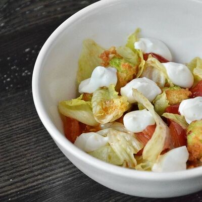 Салат с хрустящими кабачками и творожным муссом в Гости, бистро по цене 240 ₽