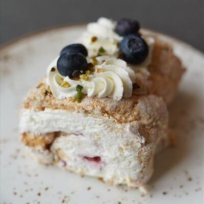 Рулет меренговый в Сладости и Радости Советская по цене 350 ₽