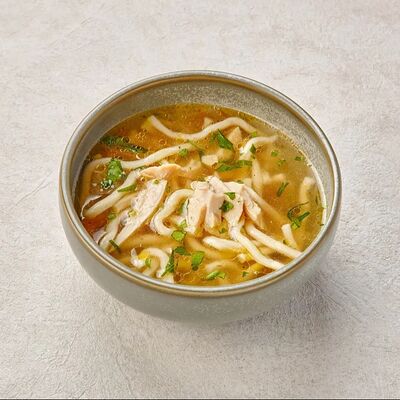 Куриный суп с домашней лапшой биголи в Пеперончино по цене 425 ₽