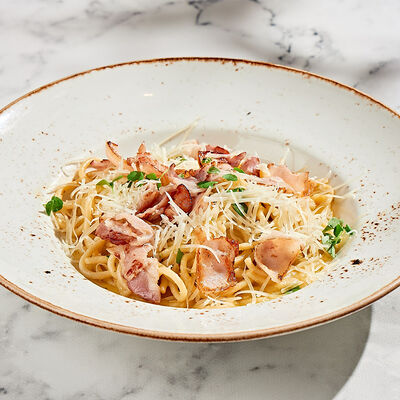 Спагетти с беконом и соусом Алио Олио в Теплые края-уголок Италии по цене 550 ₽