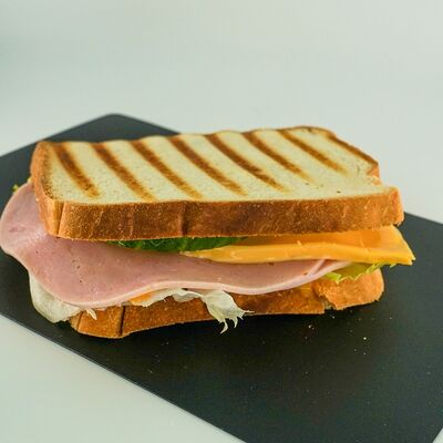 Сэндвич с ветчиной и сыром в Просто кофе по цене 290 ₽