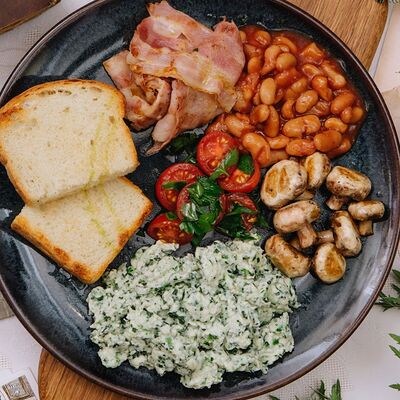 Английский завтрак со скремблом со шпинатом в Ойкумена по цене 580 ₽