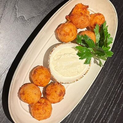 Сырные шарики с беконом, чесночным соусом и шрирачей в Джентлмены по цене 640 ₽