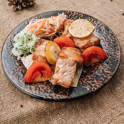 Шашлык из свинины с томатом и лимоном в Кафе-парк Теремок по цене 335 ₽