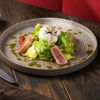 Салат Нисуаз с яйцом пашот в Kinza по цене 630 ₽