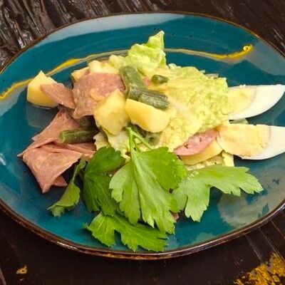 Салат с картофелем, фасолью и сервелатом в Длинный нос по цене 210 ₽