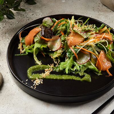 Салат с копченым лососем в Паназия & Суши-рум по цене 740 ₽