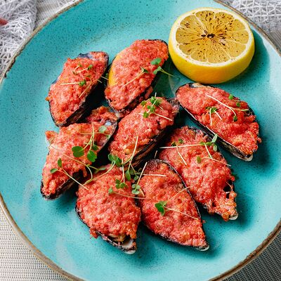 Запеченные мидии с шапкой из Пеперони в Сен Тропе по цене 1120 ₽