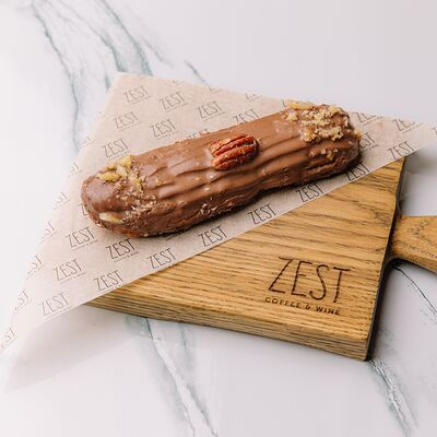 Эклер шоколадныйв Zest Coffee & Wine по цене 280 ₽