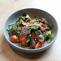 Теплый салат с печенью цыпленка в Bella Strada