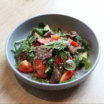 Теплый салат с печенью цыпленка в Bella Strada по цене 890 ₽