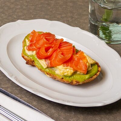 Авокадо тост со скремблом и лососем в Breakfast House по цене 1600 ₽