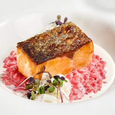 Свекольное ризотто с лососем и страчателлой в Гастробар DOM по цене 760