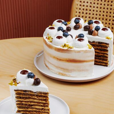 Черёмуховый медовик (целый) в Кондитерская пекарня Варвара и Jerome по цене 1898 ₽