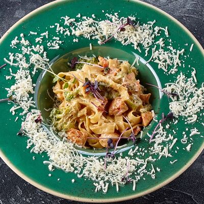 Фетучини с лососем и брокколи в Новые Лица по цене 850 ₽