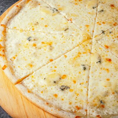 Пицца Четыре сыра на белом соусе в Bourbon по цене 570 ₽