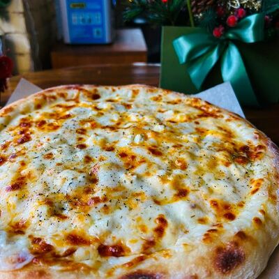 Пицца Четыре сыра в Пиросетия Осетинские пироги по цене 850 ₽