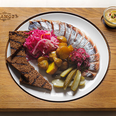 Сельдь собственного посола с бородинским хлебом и мини-картофелем в Абрамовъ по цене 840 ₽