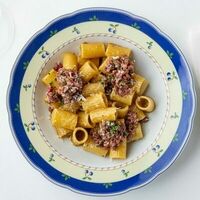 Ригатони качо-э-пепе, тар-тар из говядины в Cape