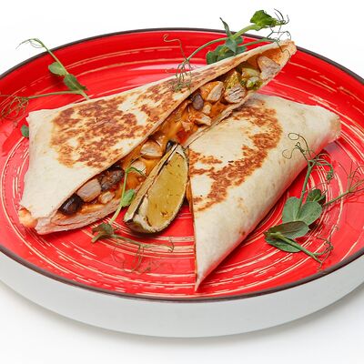 Чимичанга с курицей в Chillis Bar по цене 590 ₽