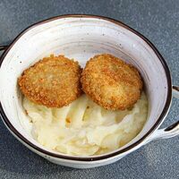 Детские котлетки с картофельным пюре в На югах