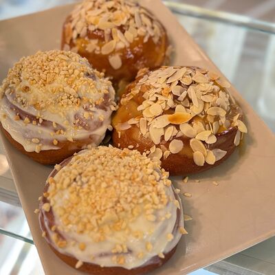 Синнабон с карамельюв Kontrast Bijou по цене 110 ₽