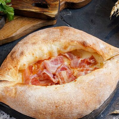 Хачапури по-аджарски с беконом в Чинтамани по цене 900 ₽