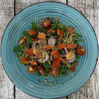 Салат с семгой, рукколой и черри в Луна Рыба по цене 590 ₽